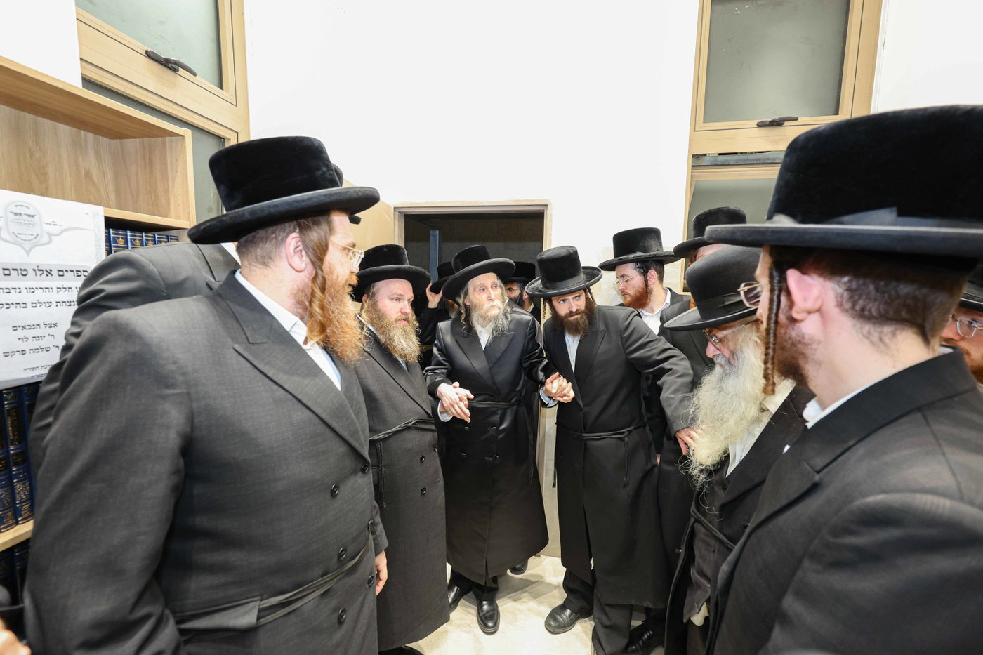 קביעת מזוזה ופתיחת השערים בערלוי בית שמש