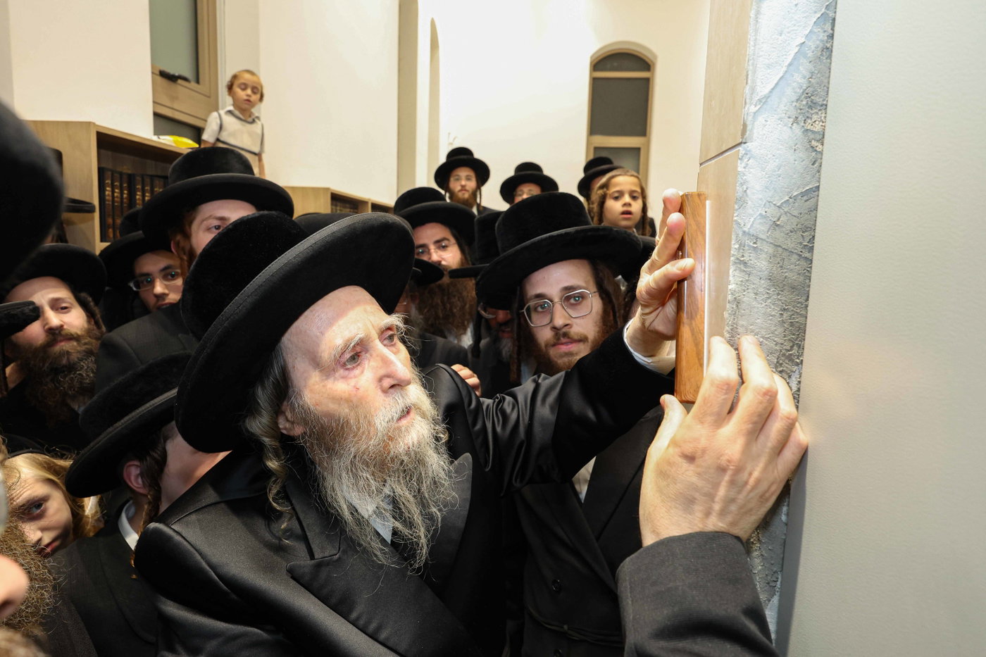 קביעת מזוזה ופתיחת השערים בערלוי בית שמש
