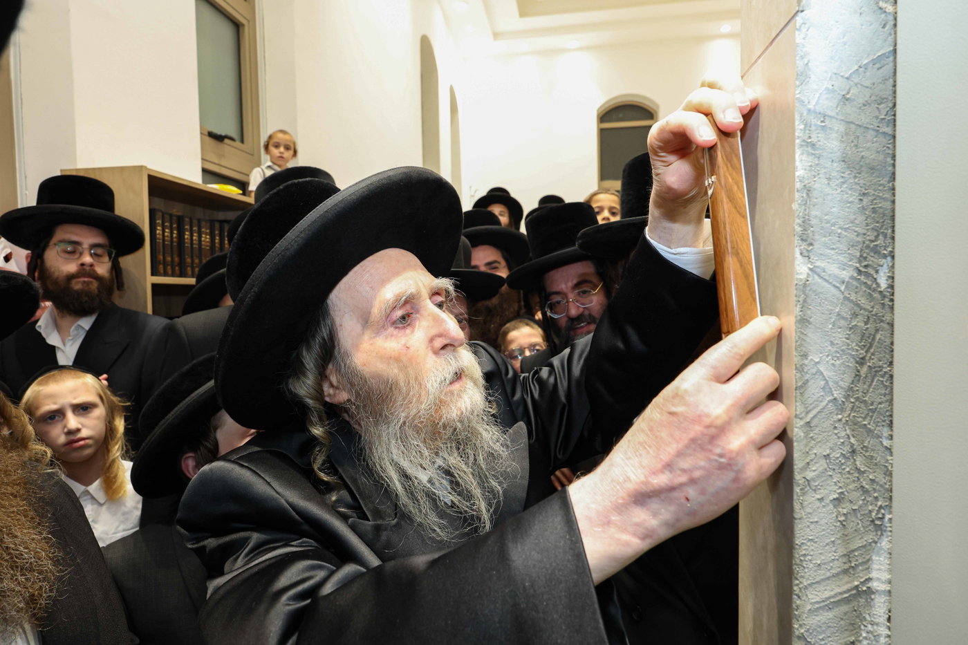 קביעת מזוזה ופתיחת השערים בערלוי בית שמש