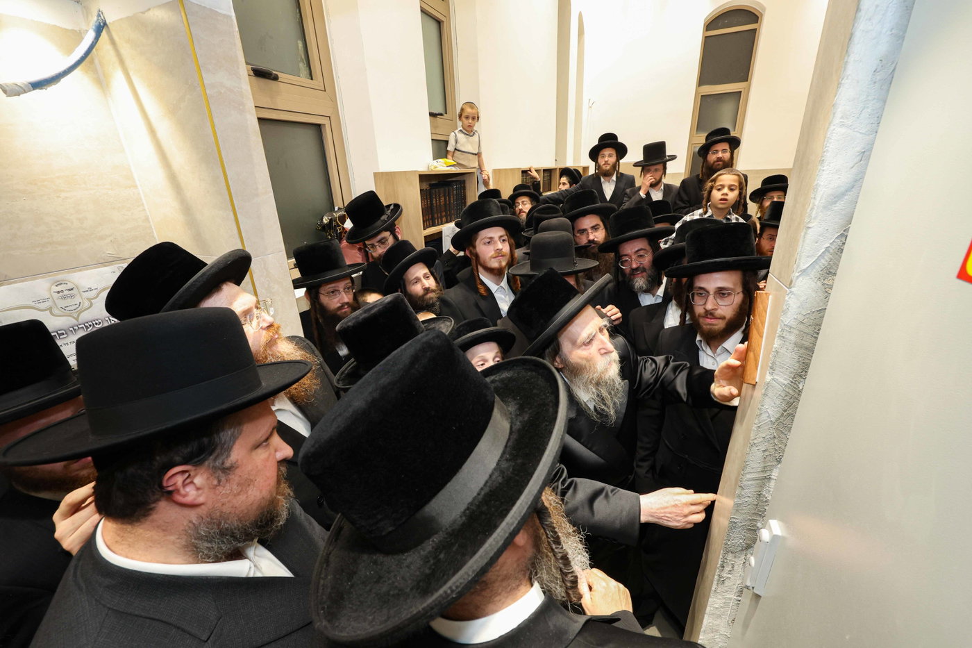 קביעת מזוזה ופתיחת השערים בערלוי בית שמש
