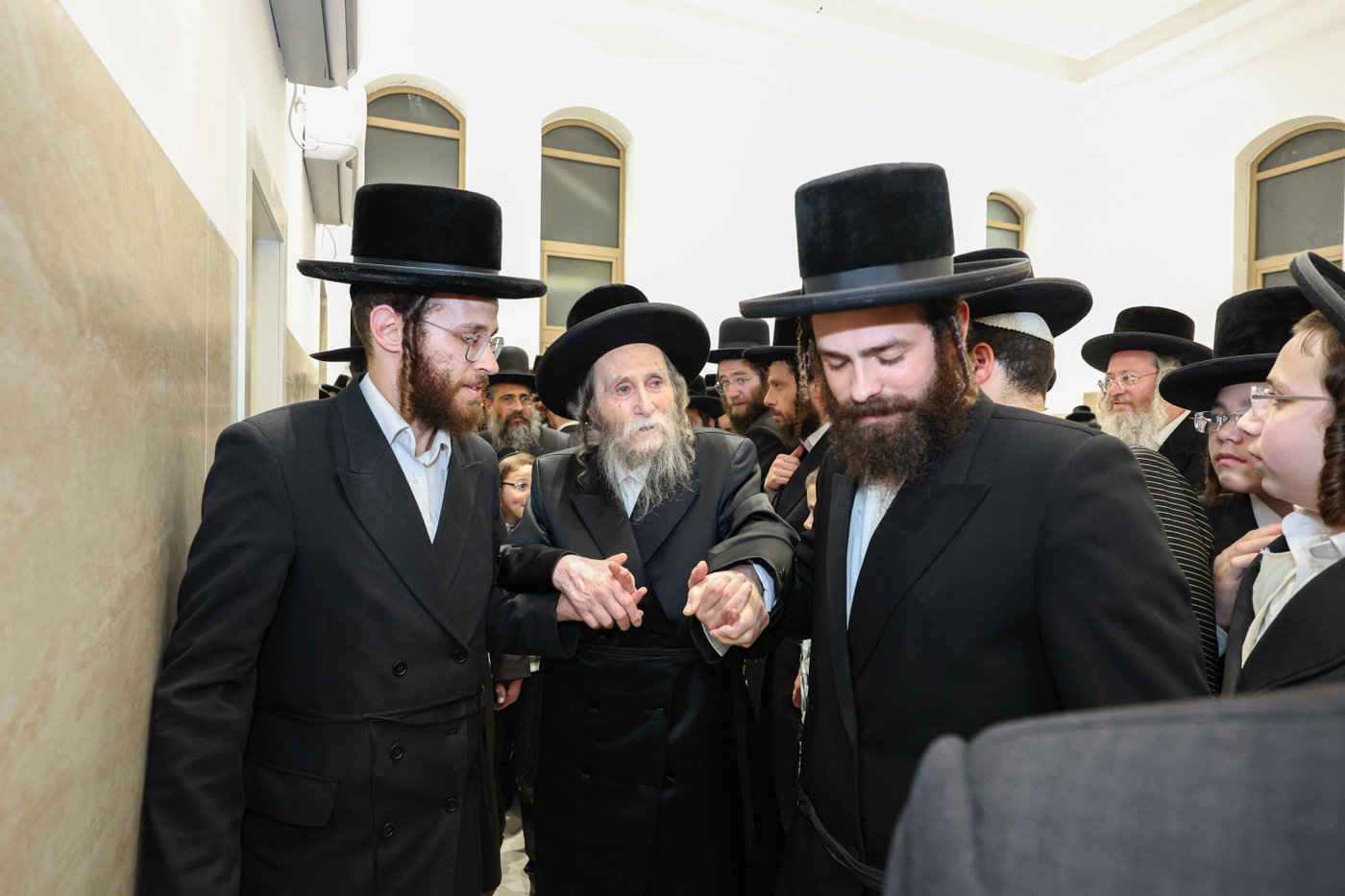 קביעת מזוזה ופתיחת השערים בערלוי בית שמש