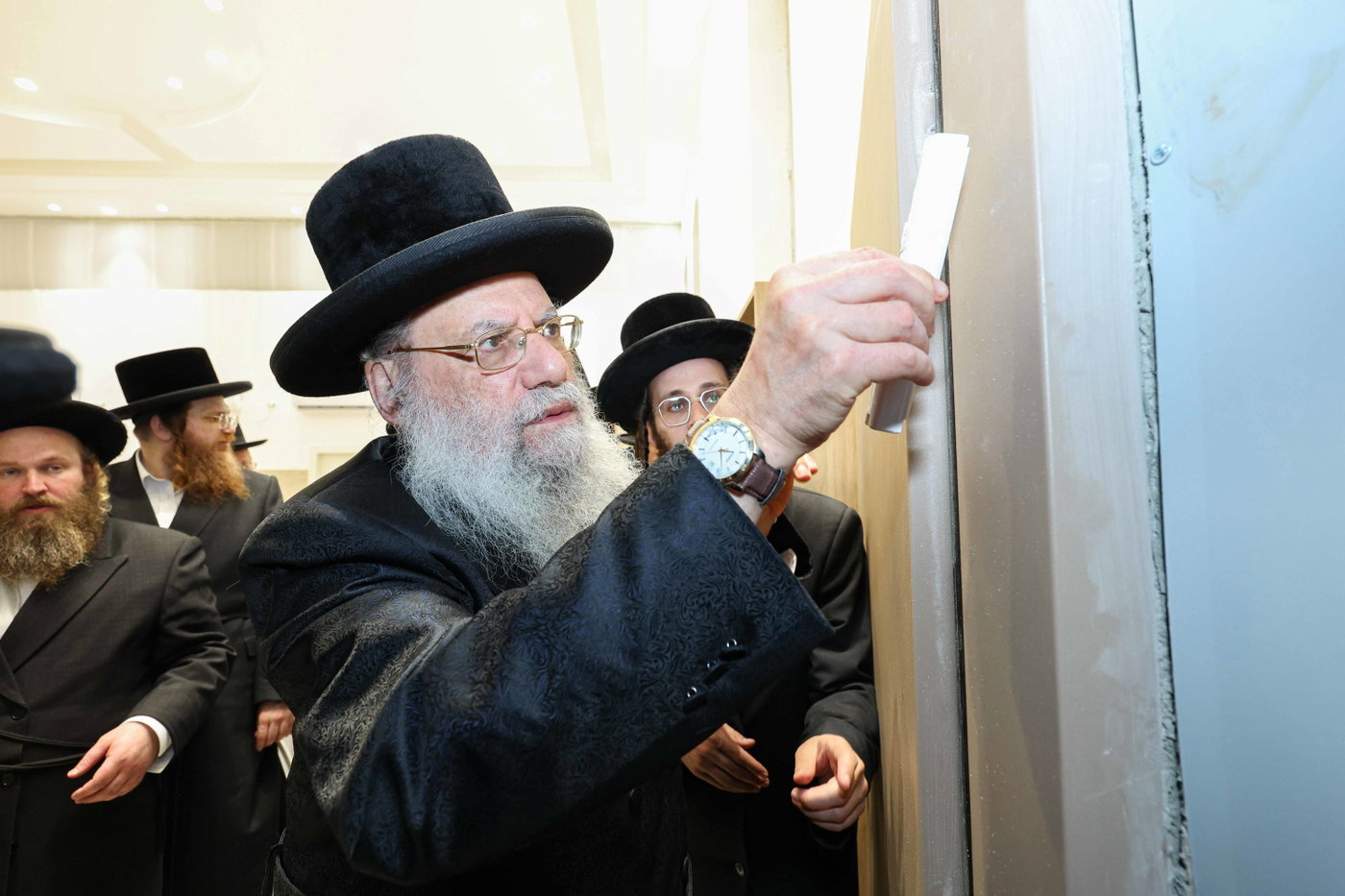 קביעת מזוזה ופתיחת השערים בערלוי בית שמש