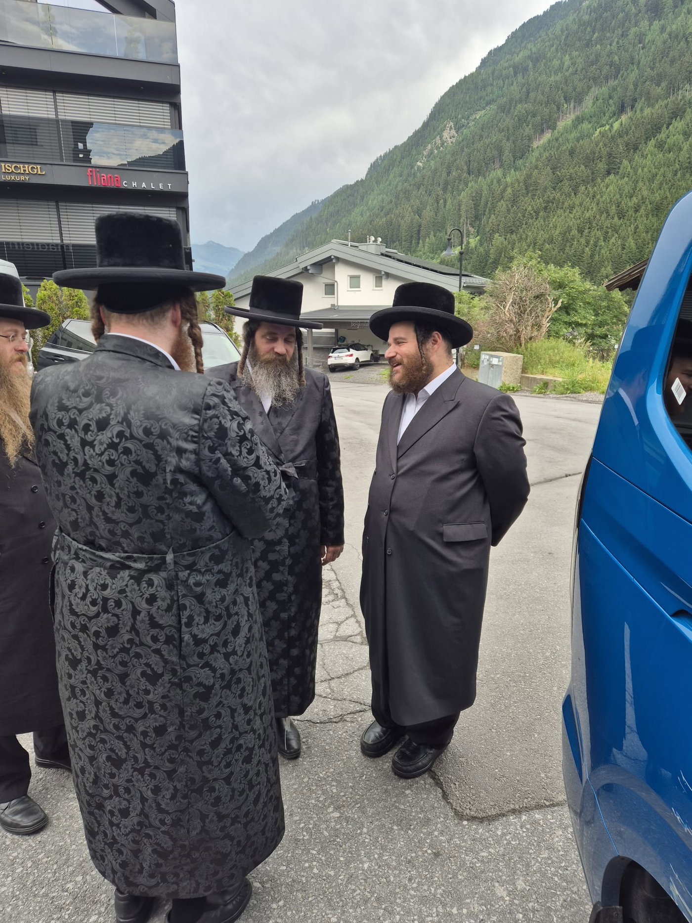 האדמו"ר מפיטסבורג בנאות דשא באוסטריה