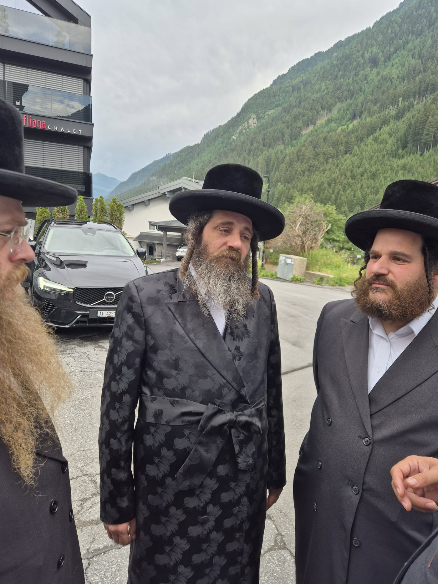 האדמו"ר מפיטסבורג בנאות דשא באוסטריה