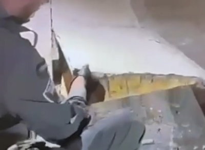 השוטר הרים את ה"רמפה" בכניסה למרתף - וזה מה שגילה בתוך הגרב | צפו