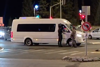 ניסו להגיע לבית המפכ"ל: המשטרה עצרה מיניבוסים של מפגינים מבני ברק | צפו