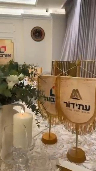 מעמד חתימות חגיגי לדיירי בניין אלקנה 6 שהצטרפו לפרויקט ההתחדשות העירונית, שיובילו החברות 'עתידור' ו'אורבנה'