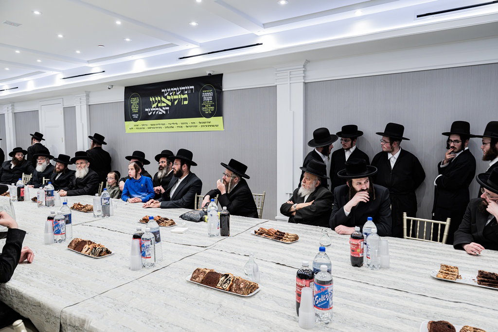 קביעת מזוזות לאולם החסד בסאטמר