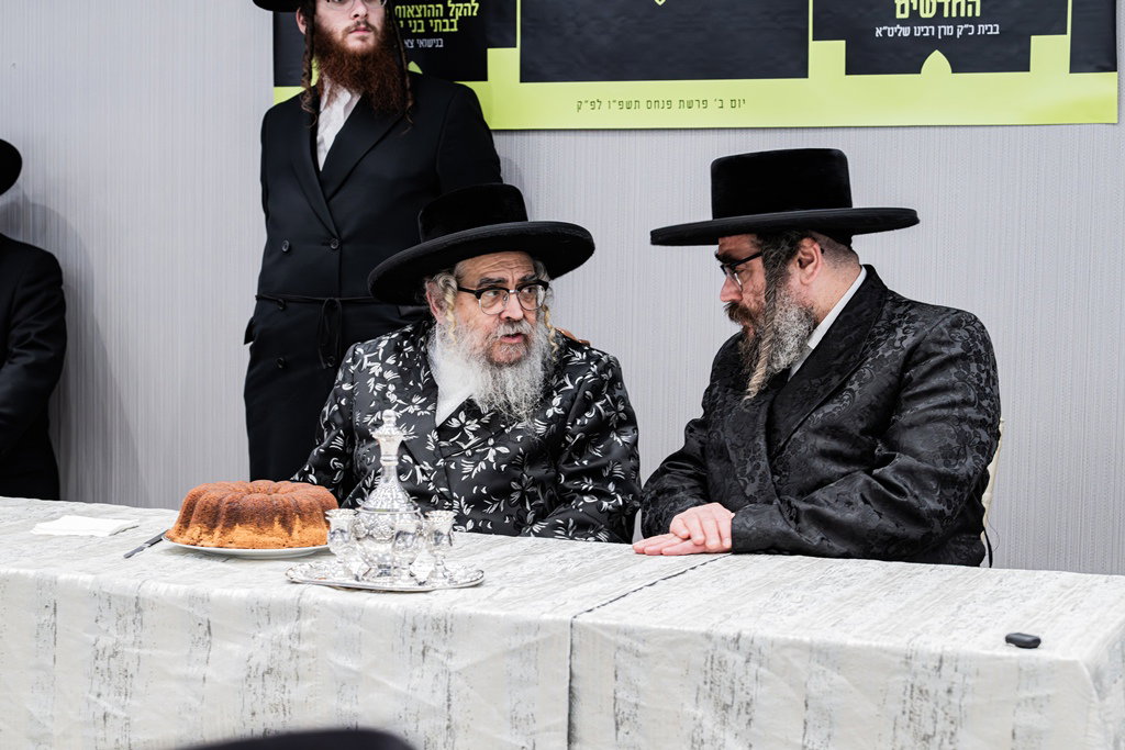 קביעת מזוזות לאולם החסד בסאטמר