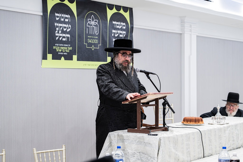 קביעת מזוזות לאולם החסד בסאטמר