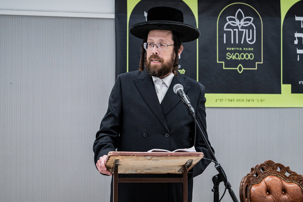 קביעת מזוזות לאולם החסד בסאטמר