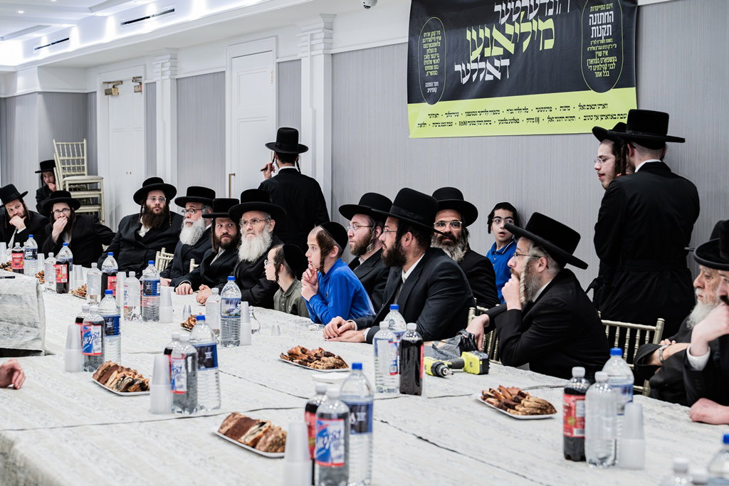 קביעת מזוזות לאולם החסד בסאטמר