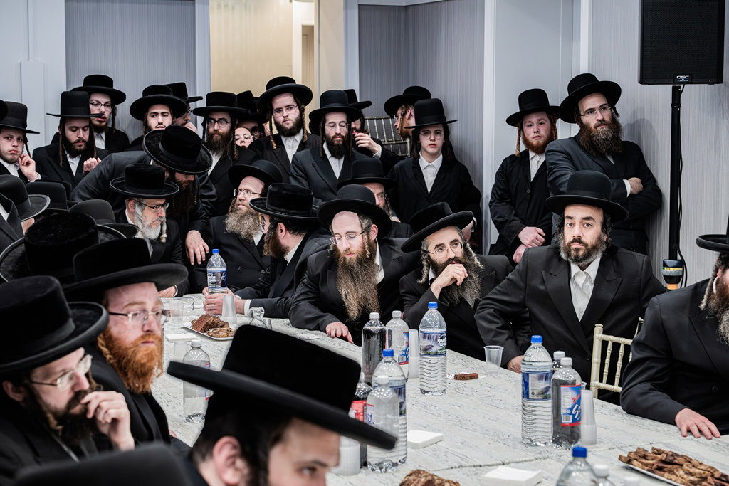קביעת מזוזות לאולם החסד בסאטמר