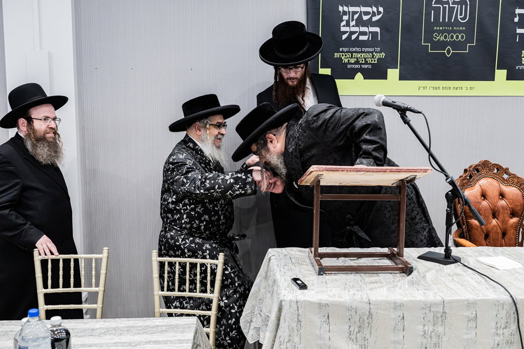 קביעת מזוזות לאולם החסד בסאטמר
