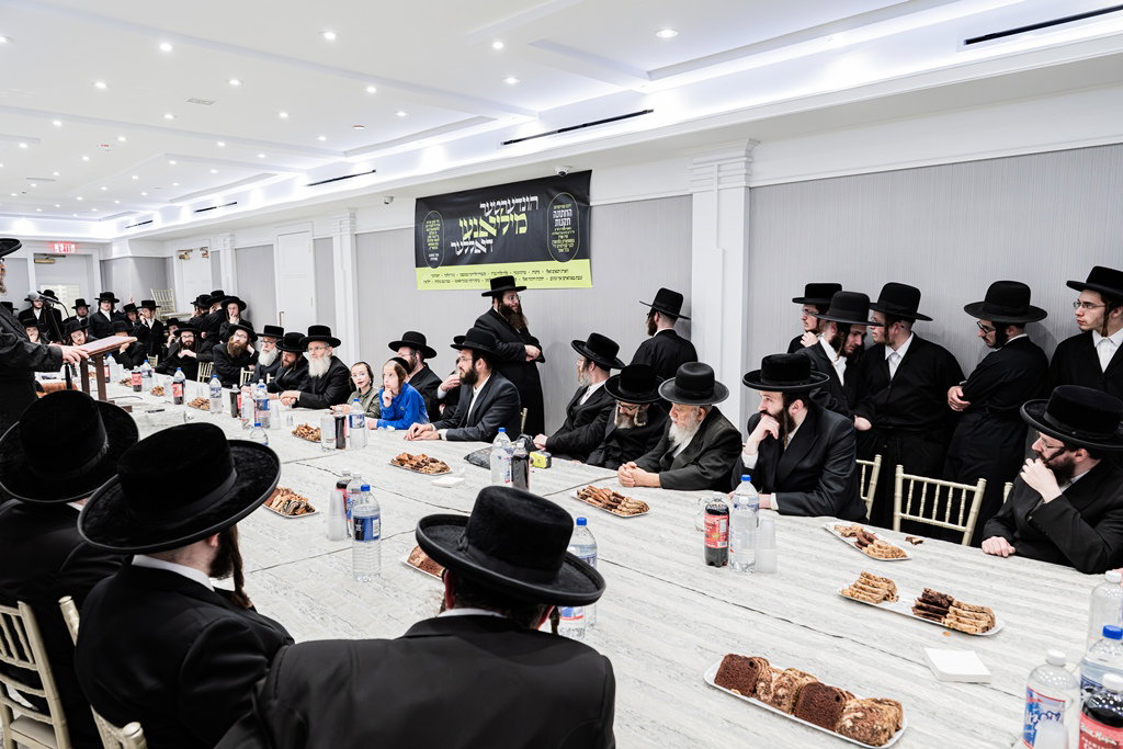קביעת מזוזות לאולם החסד בסאטמר