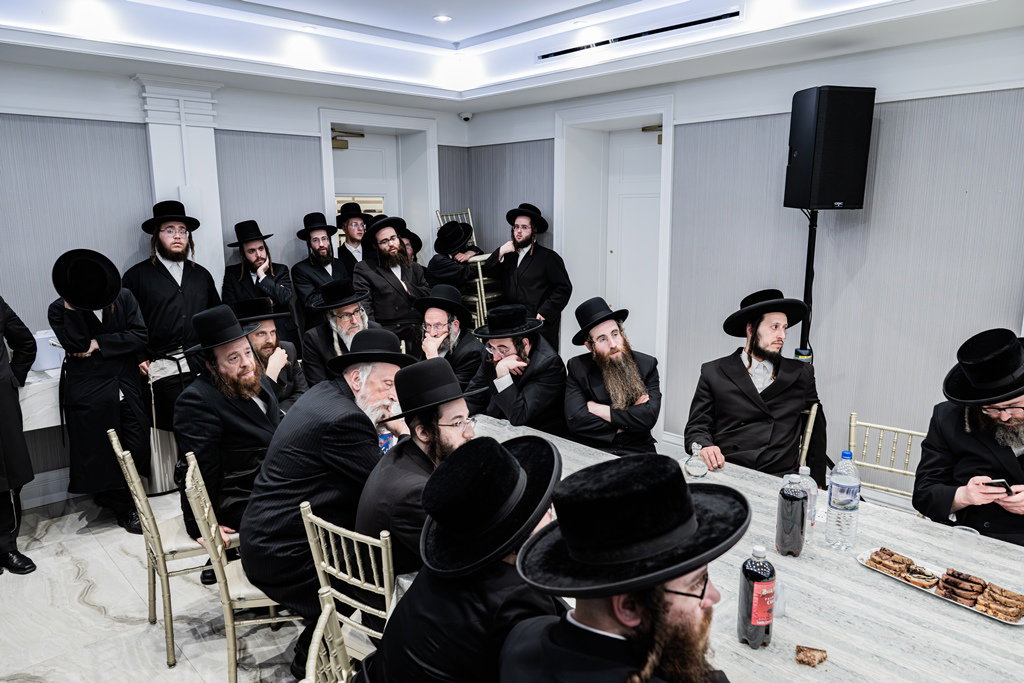 קביעת מזוזות לאולם החסד בסאטמר