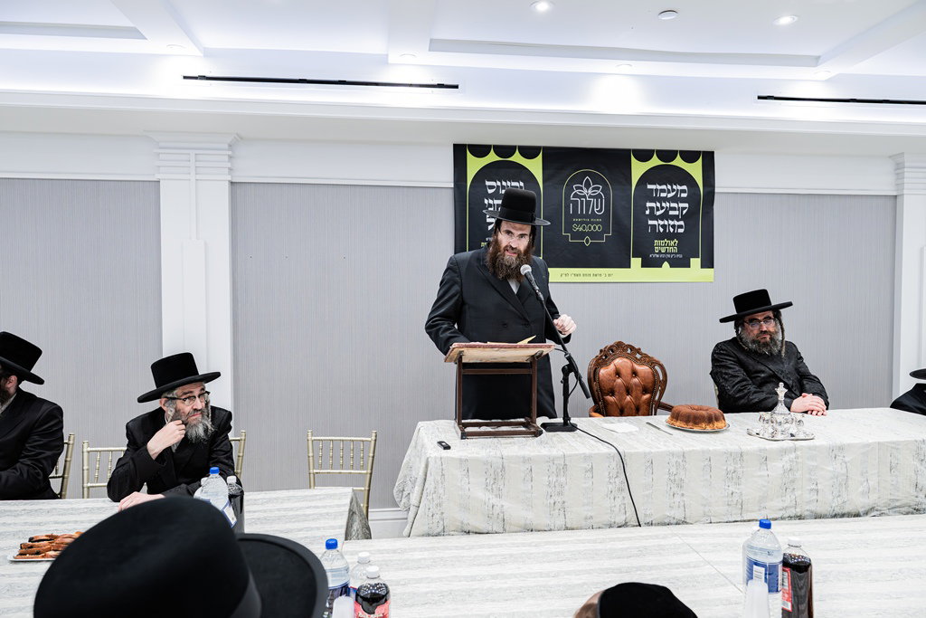 קביעת מזוזות לאולם החסד בסאטמר