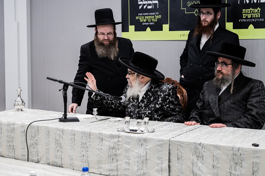 קביעת מזוזות לאולם החסד בסאטמר