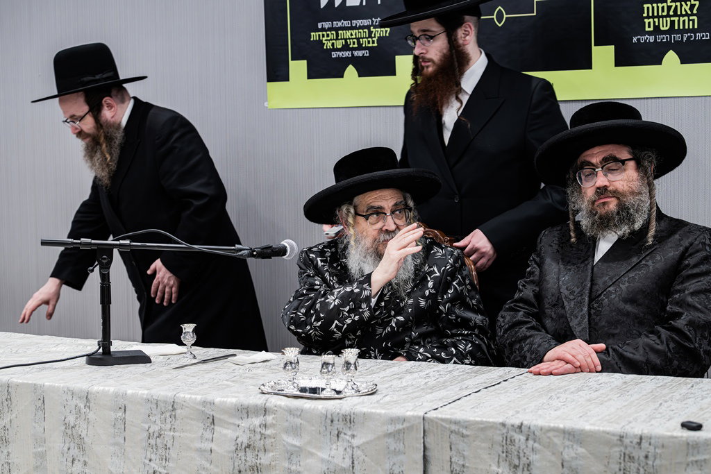קביעת מזוזות לאולם החסד בסאטמר