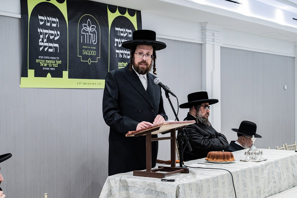 קביעת מזוזות לאולם החסד בסאטמר