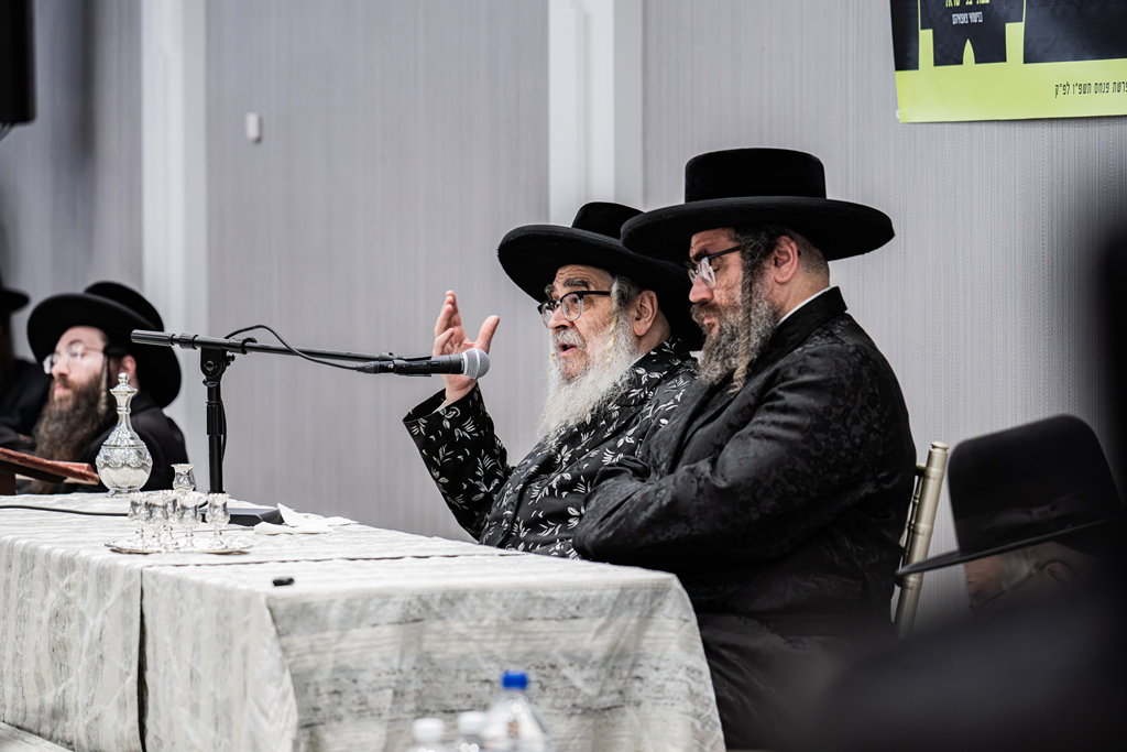 קביעת מזוזות לאולם החסד בסאטמר