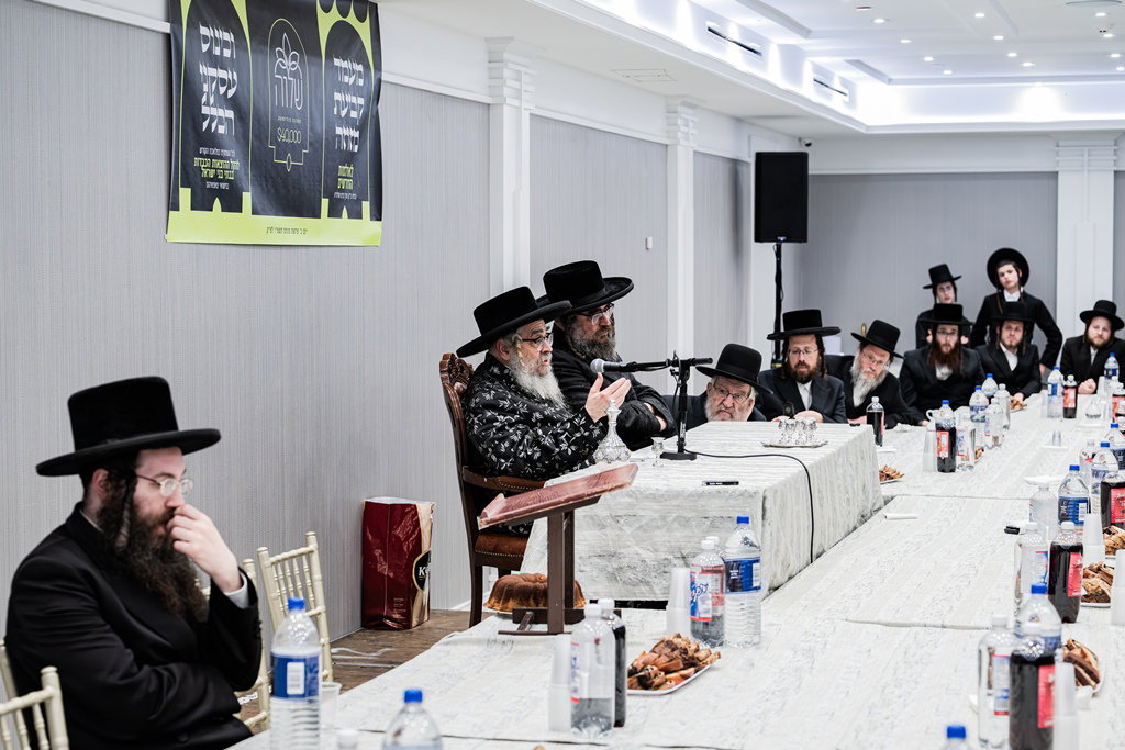 קביעת מזוזות לאולם החסד בסאטמר