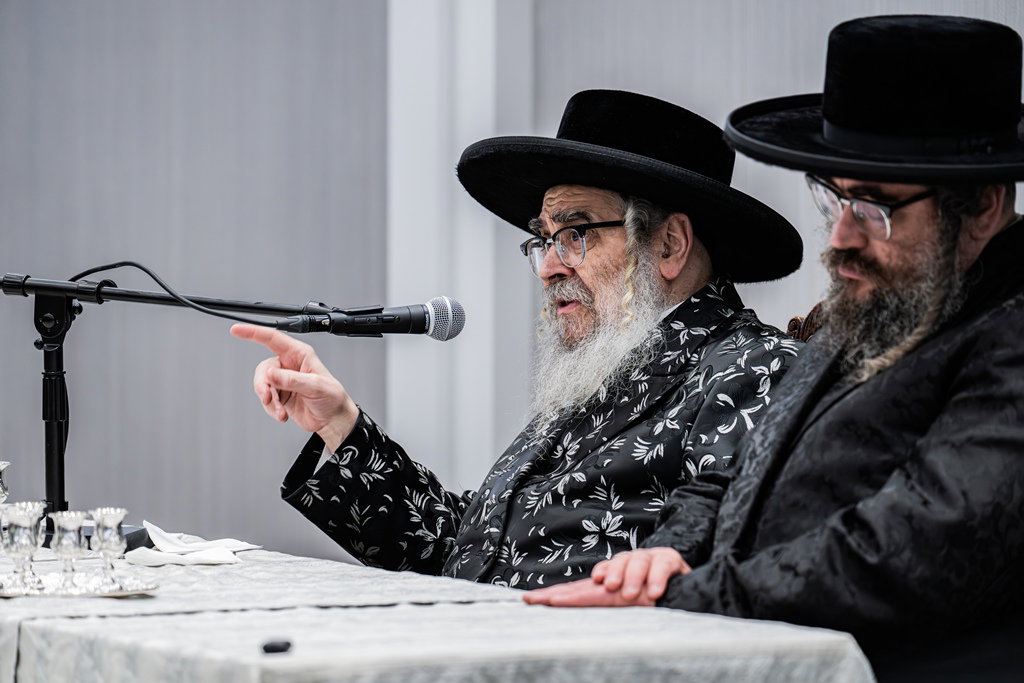 קביעת מזוזות לאולם החסד בסאטמר