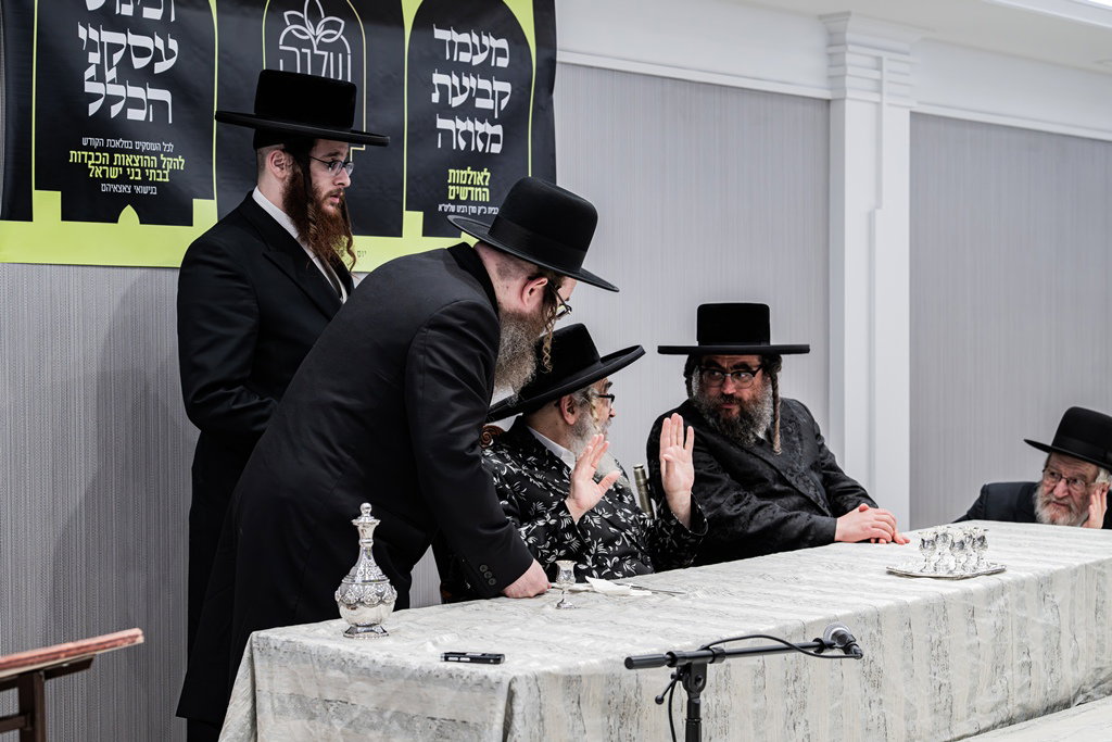 קביעת מזוזות לאולם החסד בסאטמר