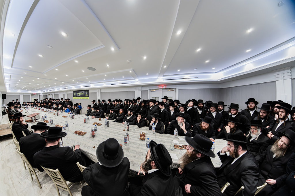קביעת מזוזות לאולם החסד בסאטמר