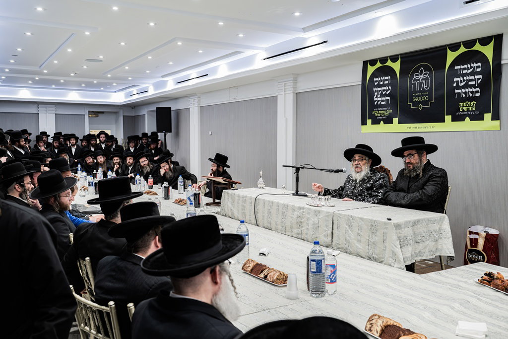 קביעת מזוזות לאולם החסד בסאטמר