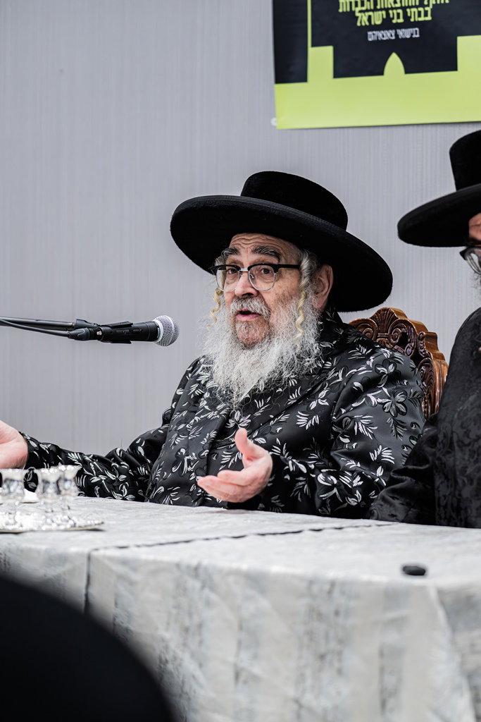 קביעת מזוזות לאולם החסד בסאטמר