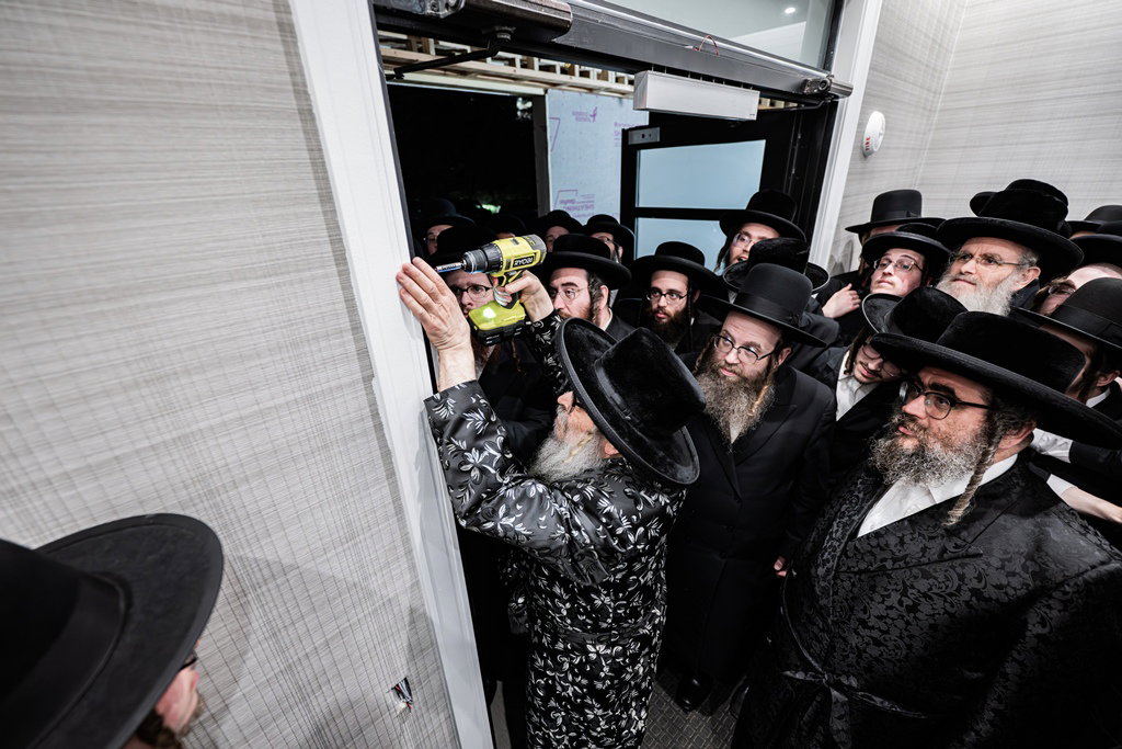 קביעת מזוזות לאולם החסד בסאטמר