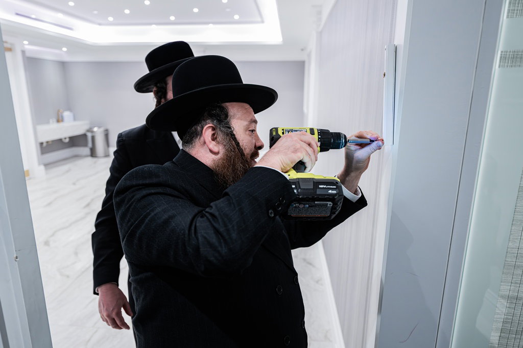 קביעת מזוזות לאולם החסד בסאטמר