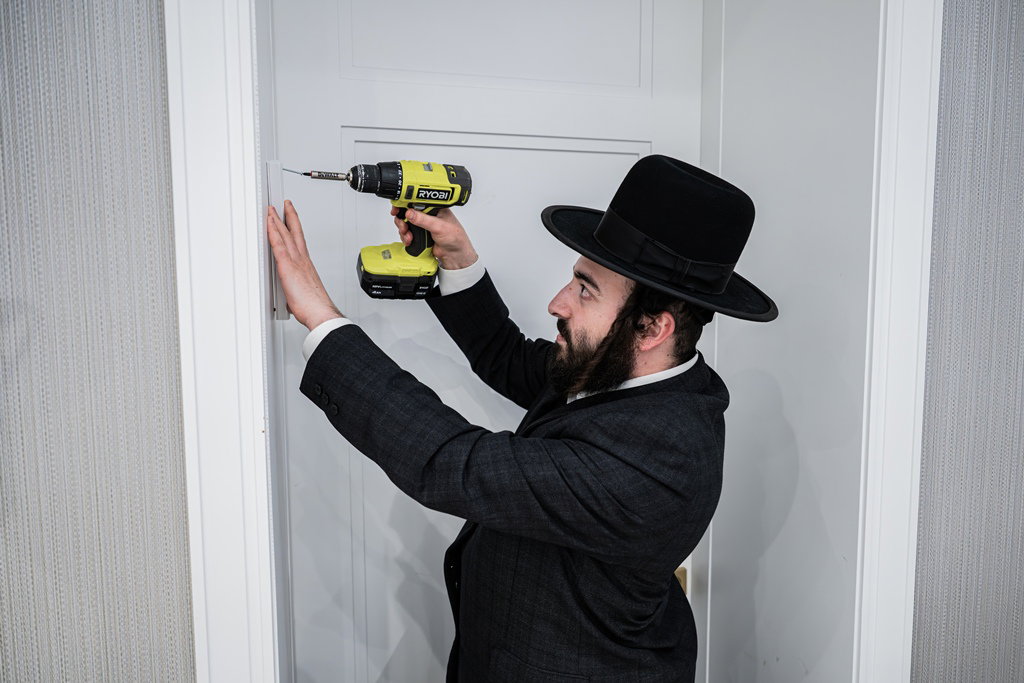 קביעת מזוזות לאולם החסד בסאטמר