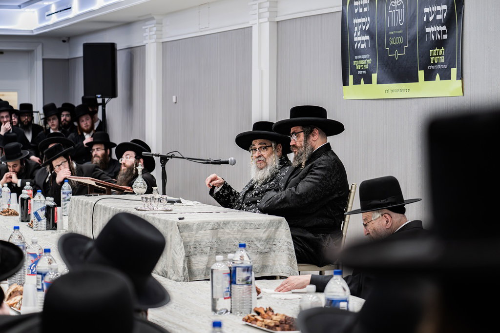 קביעת מזוזות לאולם החסד בסאטמר