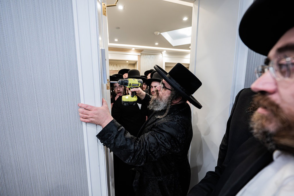 קביעת מזוזות לאולם החסד בסאטמר