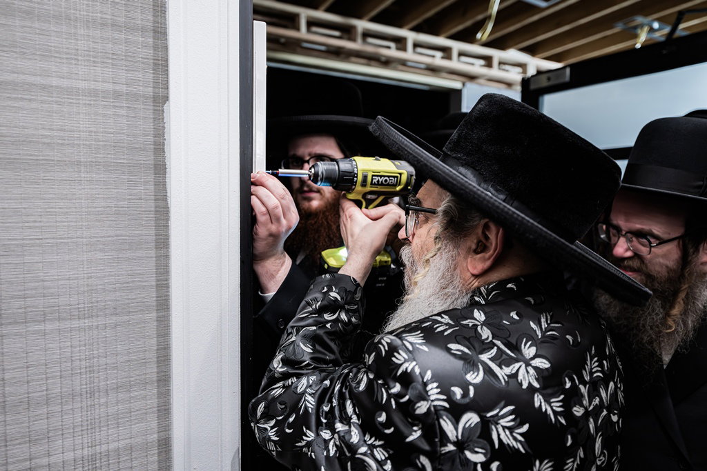 קביעת מזוזות לאולם החסד בסאטמר