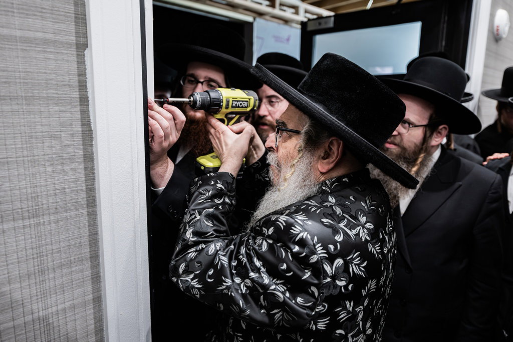 קביעת מזוזות לאולם החסד בסאטמר