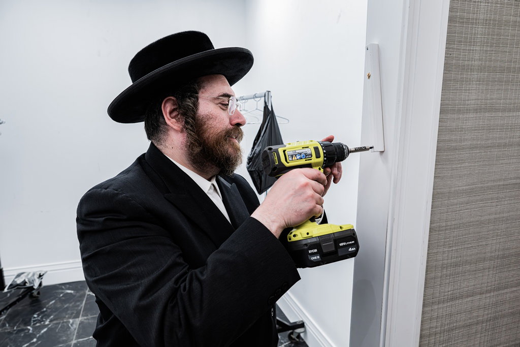 קביעת מזוזות לאולם החסד בסאטמר