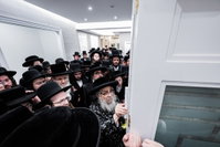קביעת מזוזות לאולם החסד בסאטמר
