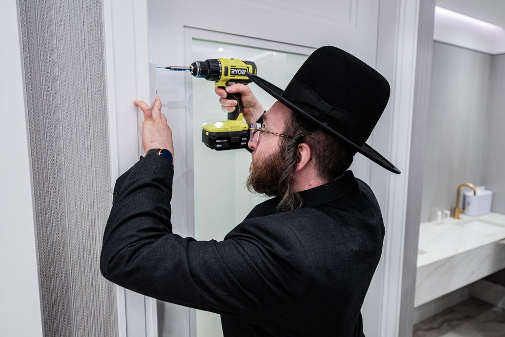 קביעת מזוזות לאולם החסד בסאטמר