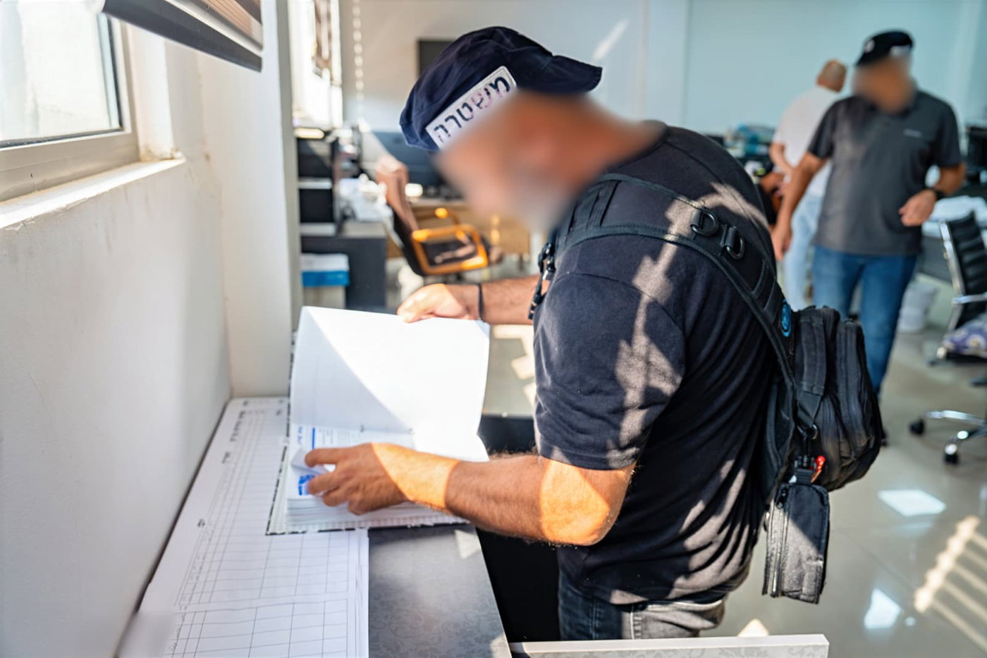 החשוד: "שמו את זה... התבלבלו" | השוטר: "חמישה אוטובוסים התבלבלו?"