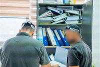 החשוד: "שמו את זה... התבלבלו" | השוטר: "חמישה אוטובוסים התבלבלו?"