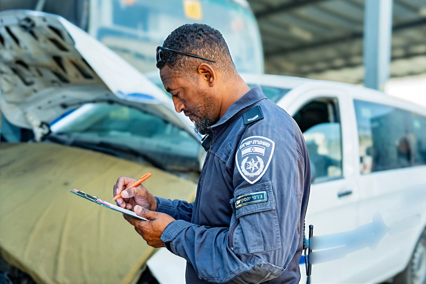 החשוד: "שמו את זה... התבלבלו" | השוטר: "חמישה אוטובוסים התבלבלו?"