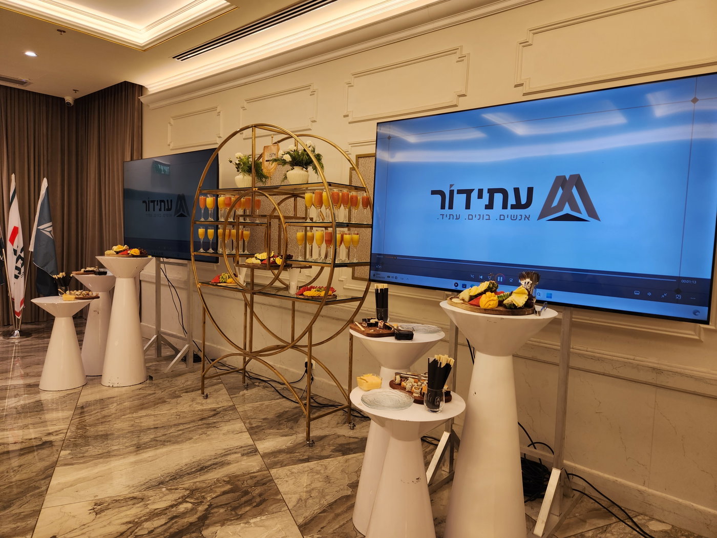 מעמד חתימות חגיגי לדיירי בניין אלקנה 6 שהצטרפו לפרויקט ההתחדשות העירונית, שיובילו החברות 'עתידור' ו'אורבנה'