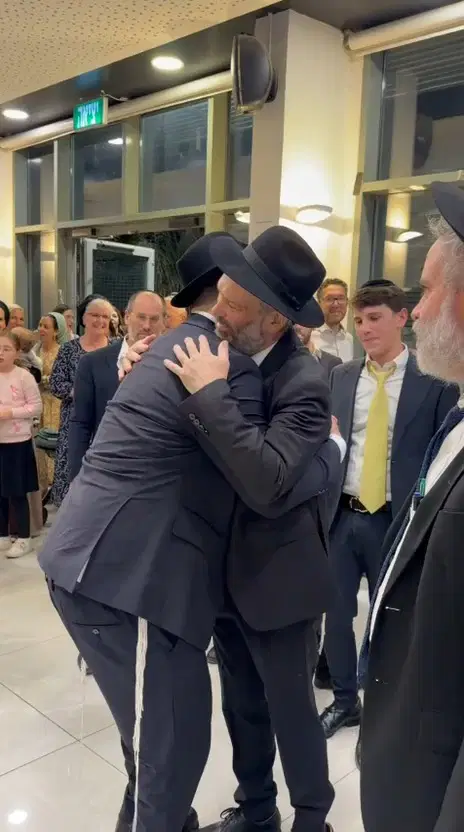 "נס מהלך": הזמר יונתן רזאל שהחלים מאירוע מוחי - אירס את בתו | צפו