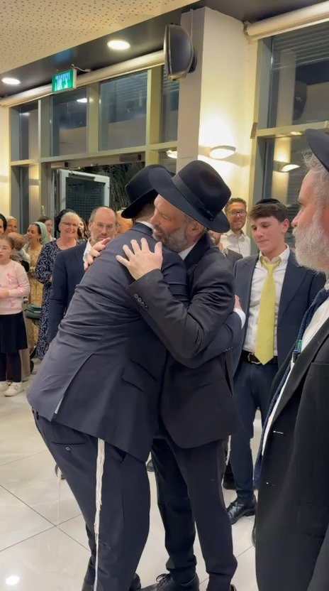 הזמר יונתן רזאל שהחלים מאירוע מוחי - באירוסי בתו