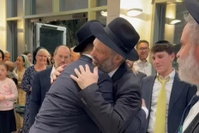 "נס מהלך": הזמר יונתן רזאל שהחלים מאירוע מוחי - אירס את בתו | צפו