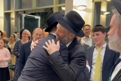"נס מהלך": הזמר יונתן רזאל שהחלים מאירוע מוחי - אירס את בתו | צפו