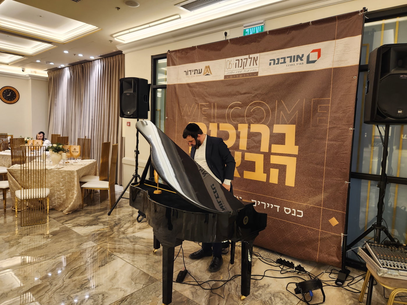 מעמד חתימות חגיגי לדיירי בניין אלקנה 6 שהצטרפו לפרויקט ההתחדשות העירונית, שיובילו החברות 'עתידור' ו'אורבנה'